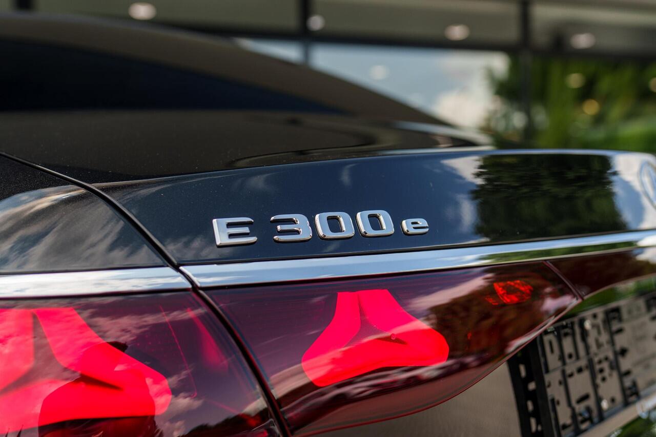 Mercedes-Benz E-KLASSE 300e Sport Edition | Panoramaschuifdak | Premium Plus | Rijassistentiepakket Plus | Night | Head-up display | Burmester