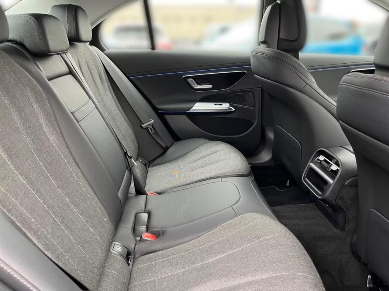 Mercedes-Benz E-KLASSE 300 e Avantgarde Distronic Trekhaak 19 Inch Stuurverwarming Stoelverwarming Camera