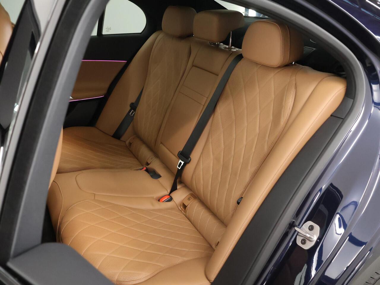 Mercedes-Benz E-KLASSE 300e Sport Edition | Panoramaschuifdak | Premium Plus | Night | Rijassistentiepakket Plus | Stoelventilatie | Burmester | Airmatic |