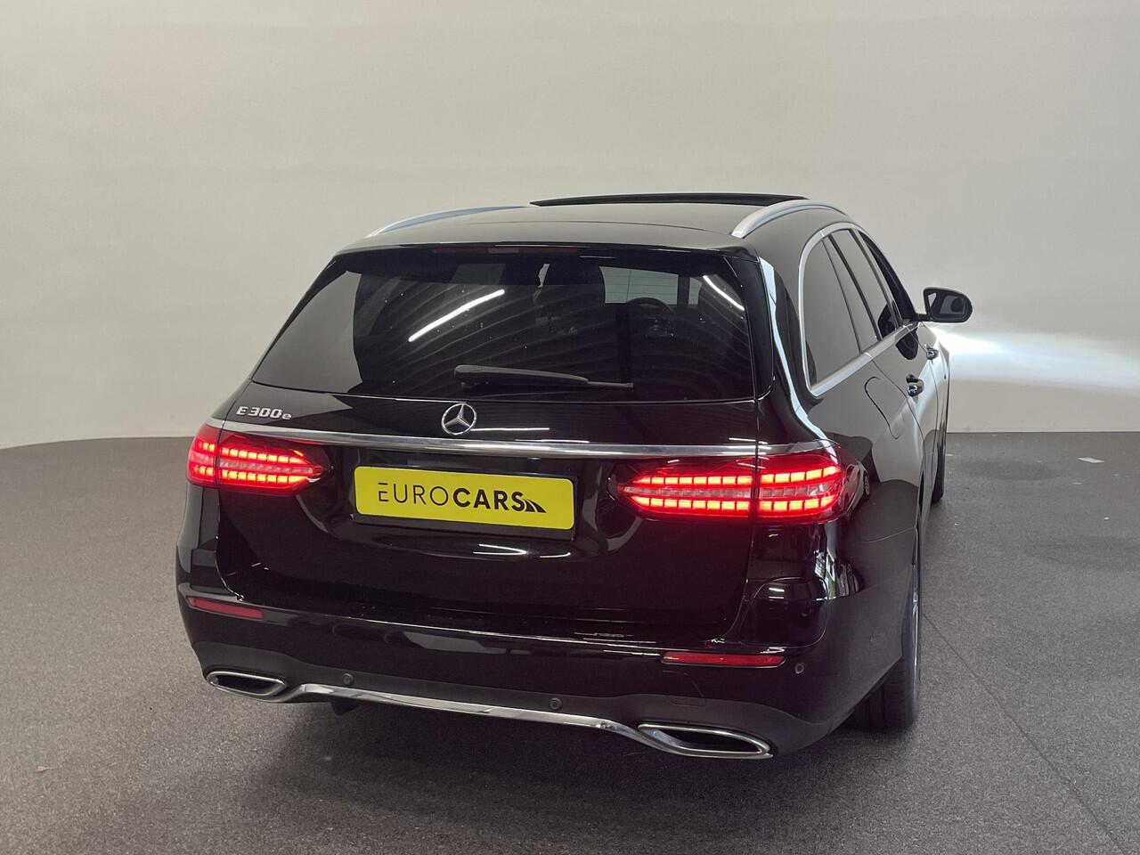 Mercedes-Benz E-KLASSE 300e PHEV AMG Line Auto. Estate Panoramadak Navigatie Appel Carplay/ Android Auto Parkeersensoren Cruise Control Led Burmester Soundsystem Sfeerverlichting Elektrische achterklep Climate Control