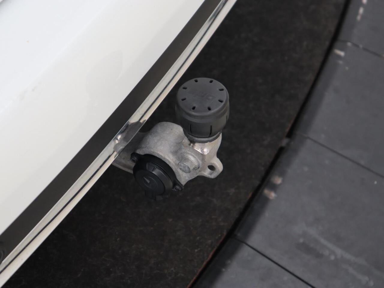 Mercedes-Benz E-KLASSE 300e AMG | Trekhaak | Stoelverwarming | Camera | Carplay | Leder/Alcantara | Navigatie | Widescreen | Full LED | Sfeerverlichting | PHEV | Plug In