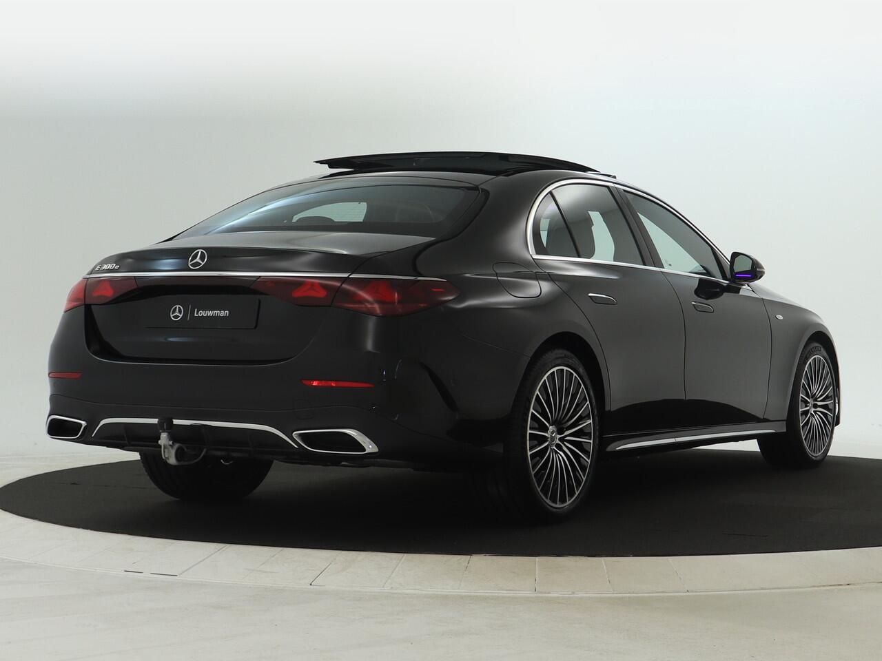 Mercedes-Benz E-KLASSE 300e Sport Edition | Nappa zwart leder | Trekhaak elektr. | Panorama Schuif/kanteldak | SUPERSCREEN dashboard | Burmester Sound | Distronic | Memory voorstoelen pakket met verwarming en ventilatie | Winter pakket | KEYLESS GO-pakket | Zonneschermen pakket