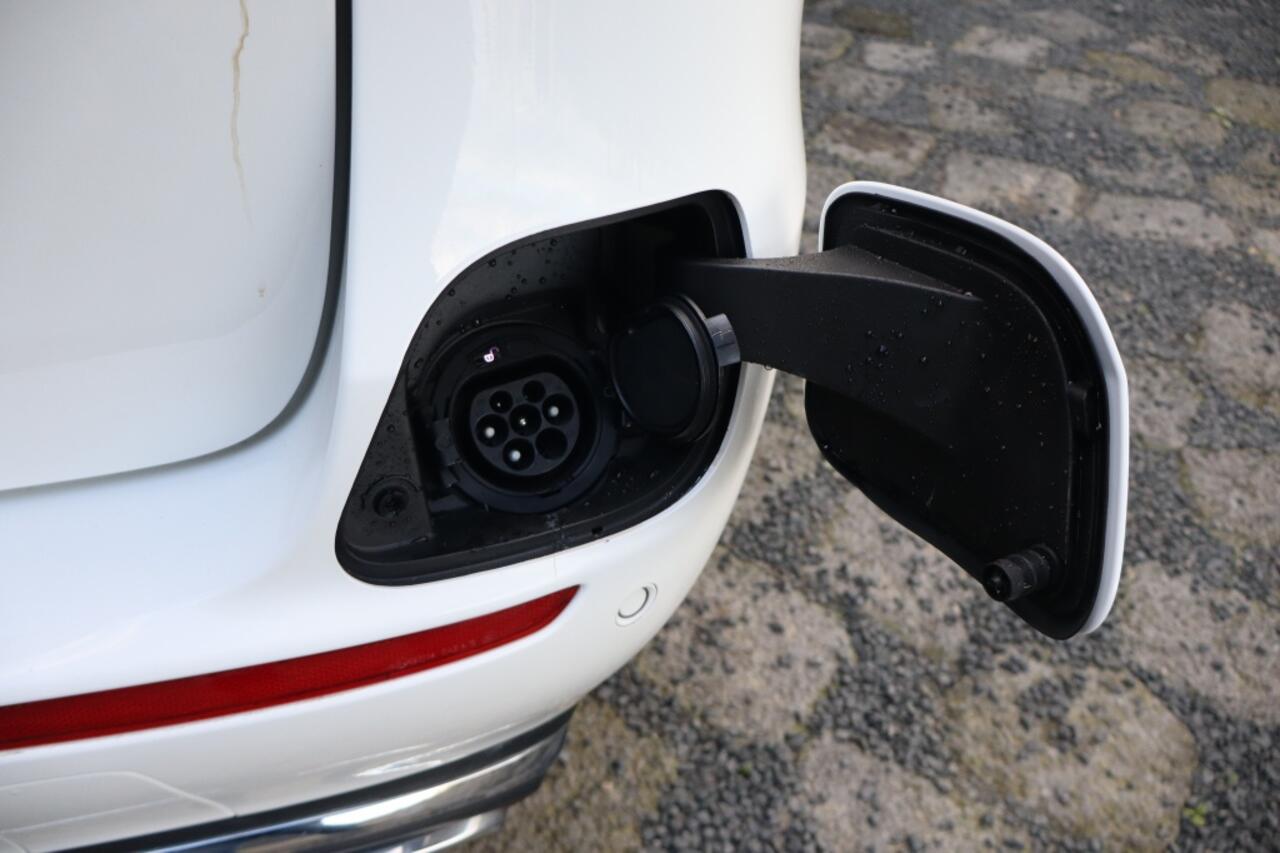 Mercedes-Benz E-KLASSE 300 AMG | Plug in Hybride | Stoelverwarming | Trekhaak | Panoram