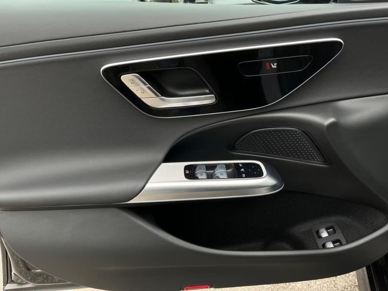 Mercedes-Benz E-KLASSE 300 e Avantgarde Distronic Trekhaak 19 Inch Stuurverwarming Stoelverwarming Camera