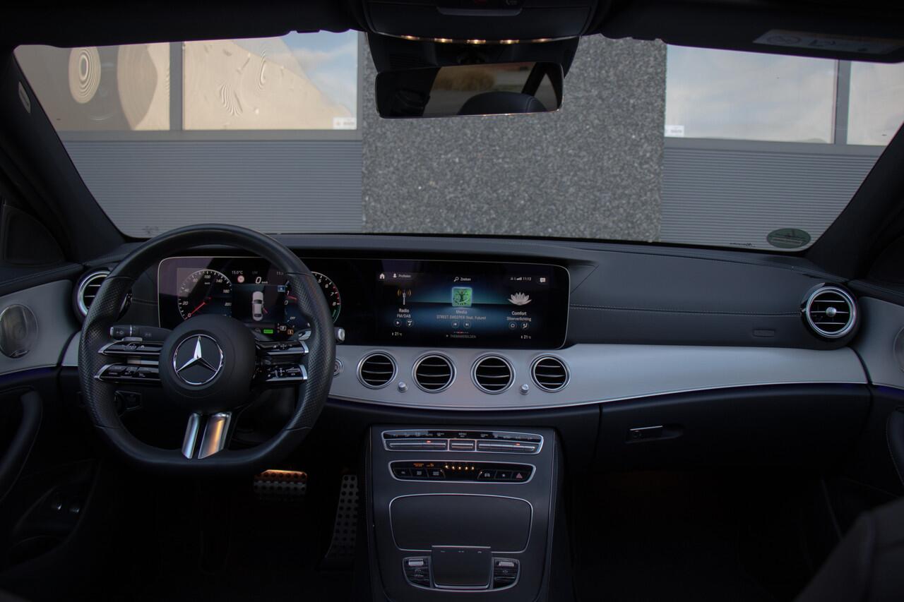 Mercedes-Benz E-KLASSE 300 e 4MATIC AMG Line | E300 Hybride | Pano | Matrix LED | Burmester | Night | Keyless | Adapt. Cruise | Trekhaak | 20 Inch | 360 | Carplay | DAB | Trekhaak | Sfeer | Dodehoek | Lane Assist | BTW | Dealer Onderhouden | Garantie