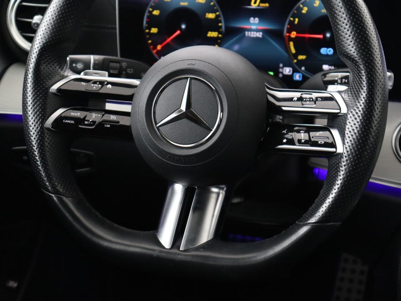 Mercedes-Benz E-KLASSE 300e AMG | Trekhaak | Stoelverwarming | Camera | Carplay | Leder/Alcantara | Navigatie | Widescreen | Full LED | Sfeerverlichting | PHEV | Plug In