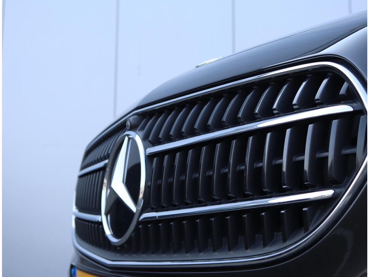 Mercedes-Benz E-KLASSE 200 Luxury | Pano | Burmester | Sfeerverlichting | Leder