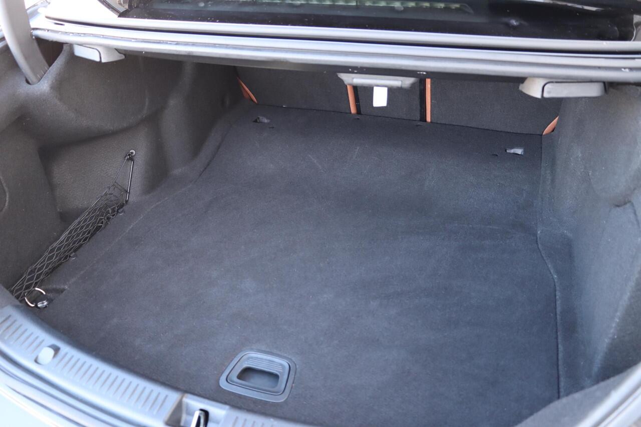 Mercedes-Benz E-KLASSE 200 Business Solution AMG | Pano | Burmester Audio | 360* Camera | Lederen bekleding |