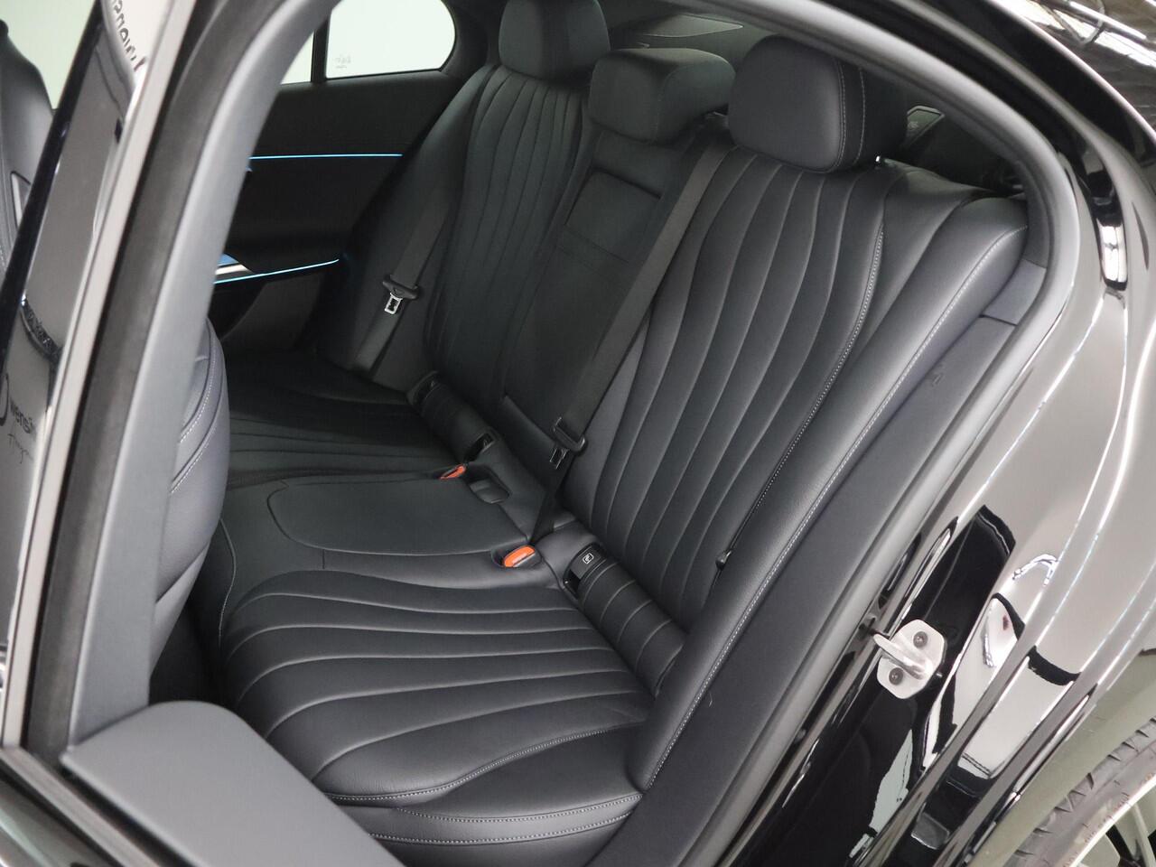 Mercedes-Benz E-KLASSE 300 e AMG Night | Superscreen | Lederen bekleding | Rijassistentiepakket | Burmester | Trekhaak | 360 camera |
