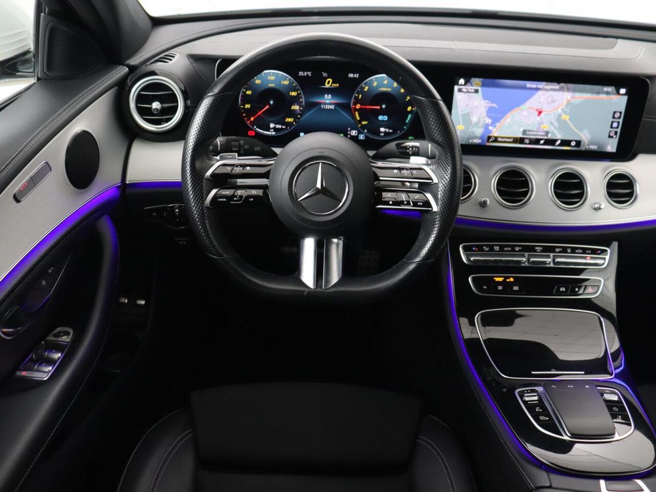 Mercedes-Benz E-KLASSE 300e AMG | Trekhaak | Stoelverwarming | Camera | Carplay | Leder/Alcantara | Navigatie | Widescreen | Full LED | Sfeerverlichting | PHEV | Plug In