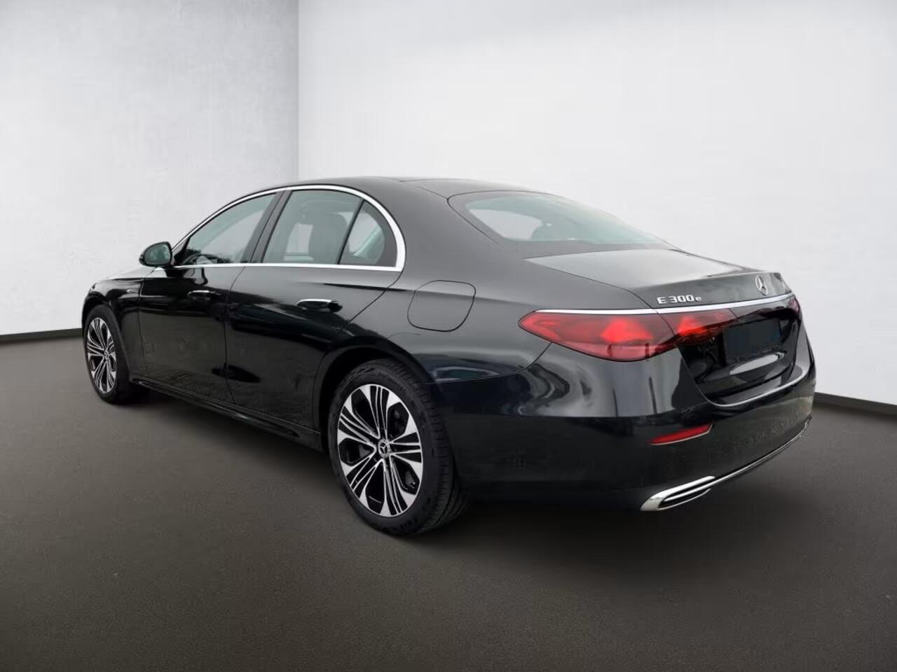 Mercedes-Benz E-KLASSE 300 e Avantgarde Distronic Trekhaak 19 Inch Stuurverwarming Stoelverwarming Camera