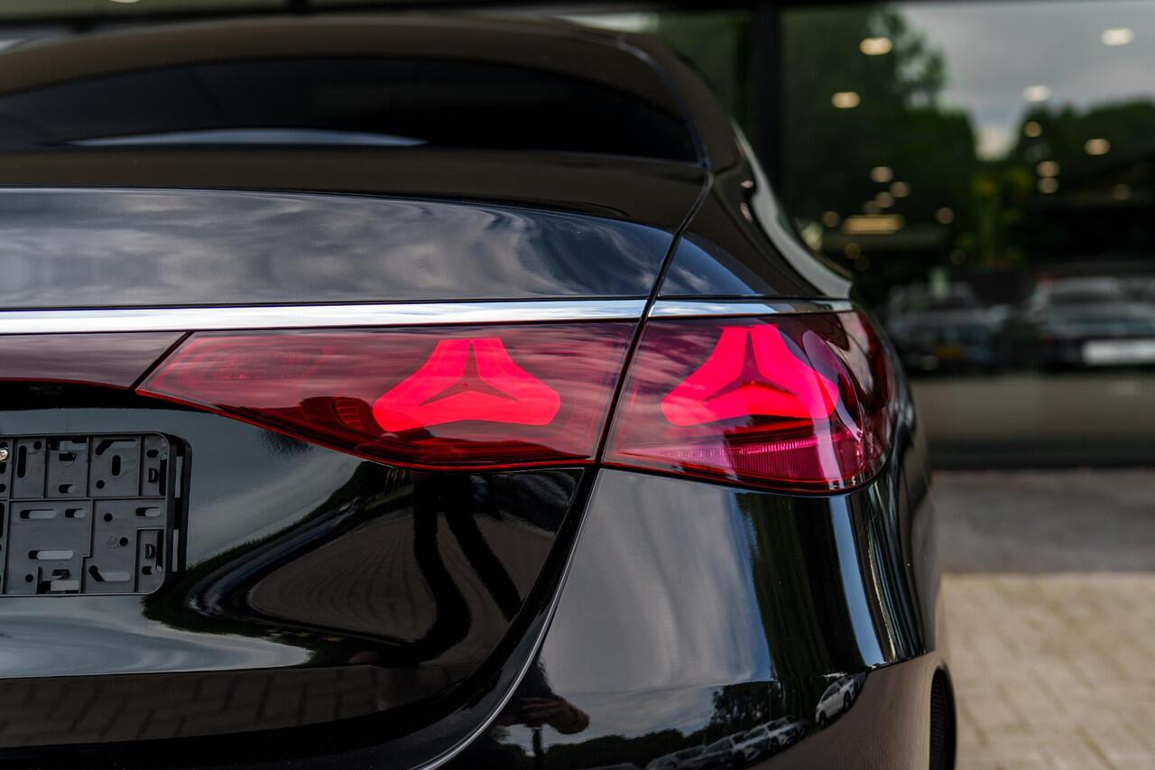 Mercedes-Benz E-KLASSE 300e Sport Edition | Panoramaschuifdak | Premium Plus | Rijassistentiepakket Plus | Night | Head-up display | Burmester