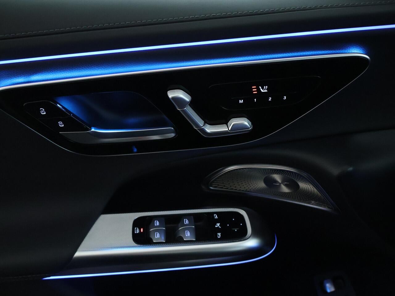 Mercedes-Benz E-KLASSE 300 e 4-MATIC AMG NIghtpack Plug-In Hybride | Panoramadak | Burmester® | Trekhaak | Rijassistentiepakket plus | 360 gr Camera | Memory | Inclusief 24 maanden Mercedes-Benz Certified garantie voor Europa.