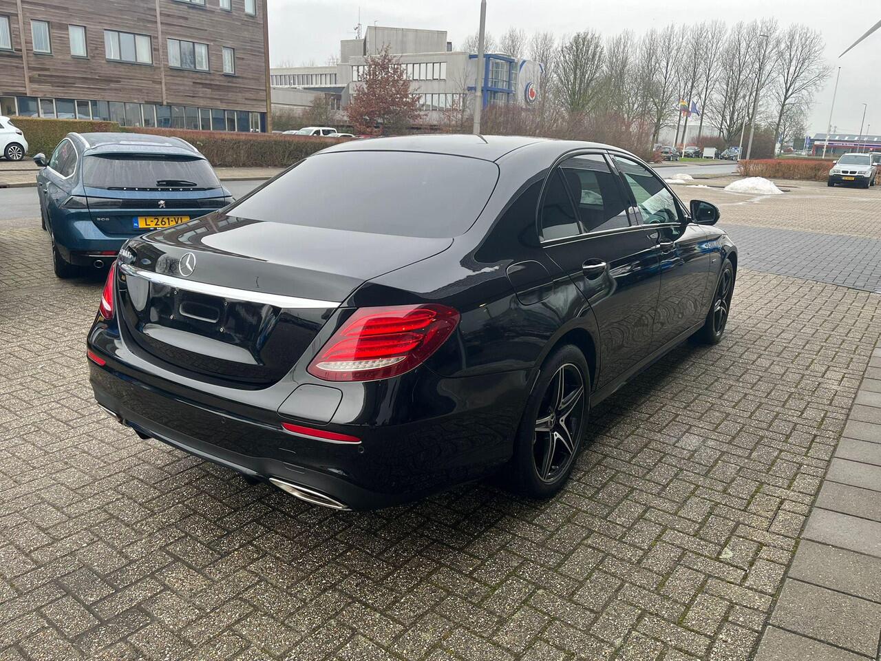 Mercedes-Benz E-KLASSE 300 e AMG Line | 320pk PHEV | Elektrisch panoramadak / schuifdak | Stoelverwarming | Bestuurdersstoel Met Geheugen | Achteruitrijcamera