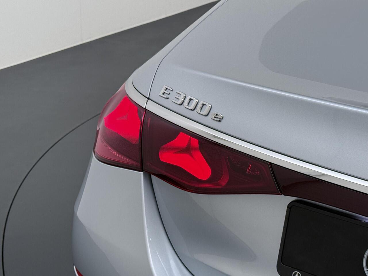 Mercedes-Benz E-KLASSE 300 e Sport Edition | Superscreen | Panorama - Schuifdak | Trekhaak Wegklapbaar | 360° Camera | Distronic Cruise Control | Burmester 4D Surround Sound | Digital Light | Apple Carplay & Android Auto