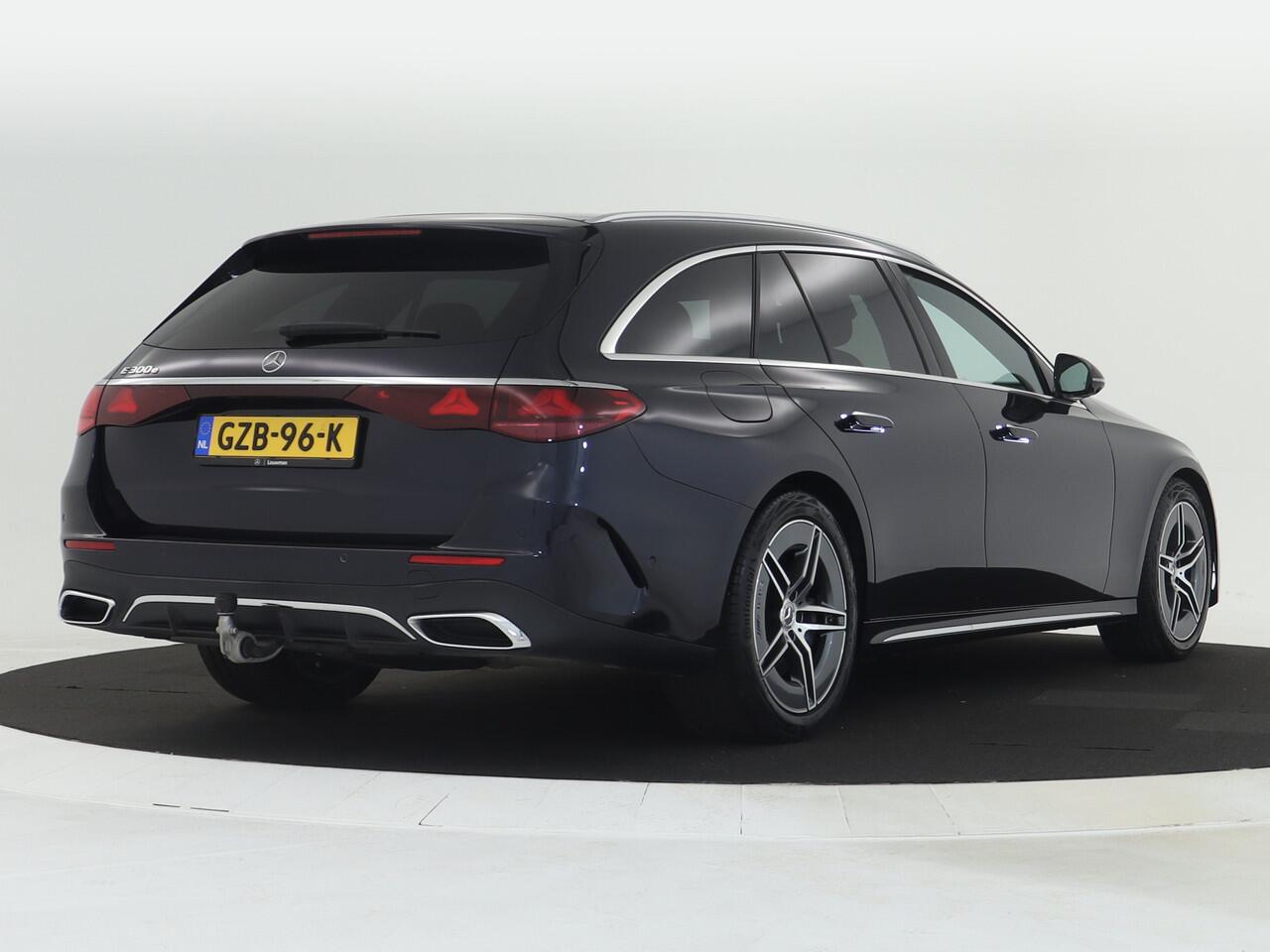 Mercedes-Benz E-estate 300 e AMG Plug-In Hybride | AMG Styling | Trekhaak | Digital light | Keyless go | Distronic | Keyless go | Memory Pakket voorsteoelen. Inclusief 24 maanden MB Certified garantie voor Europa.