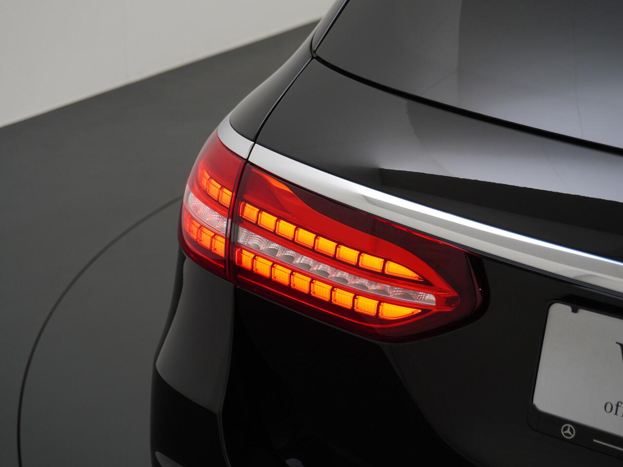 Mercedes-Benz E-estate 300e AMG // Trekhaak 2100kg // 360 Camera // Schuifdak // Night pakket // Elek. Achterklep // Carplay