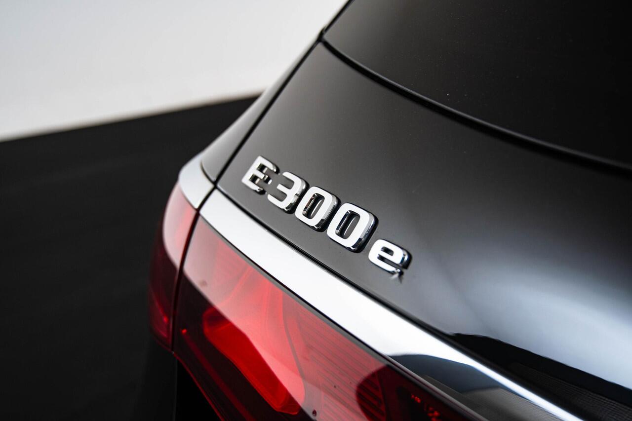 Mercedes-Benz E-estate 300 e Luxury Line Trekhaak - Airmatic - Warmtewerend donkergetint glas - Zwarte hemel - Sierelementen in openporig bruin esdoorn