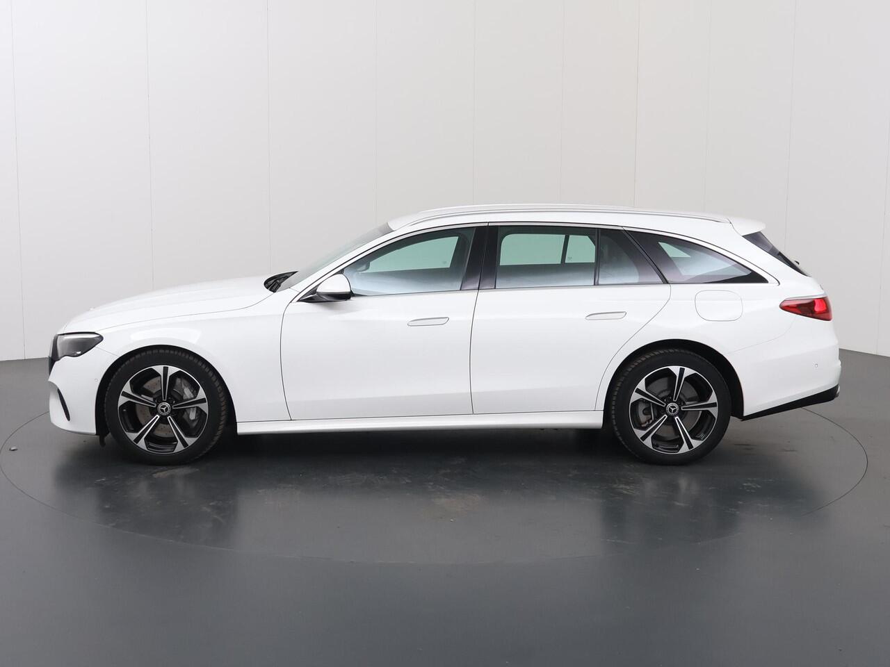 Mercedes-Benz E-estate 300 e Luxury Line | Achteruitrijcamera | Winter Pakket | 19" lichtmetalen velgen | Apple Carplay |