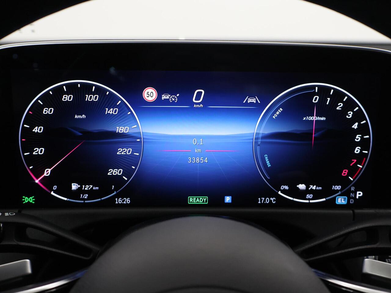 Mercedes-Benz E-estate 300 e Luxury Line | Achteruitrijcamera | Winter Pakket | 19" lichtmetalen velgen | Apple Carplay |