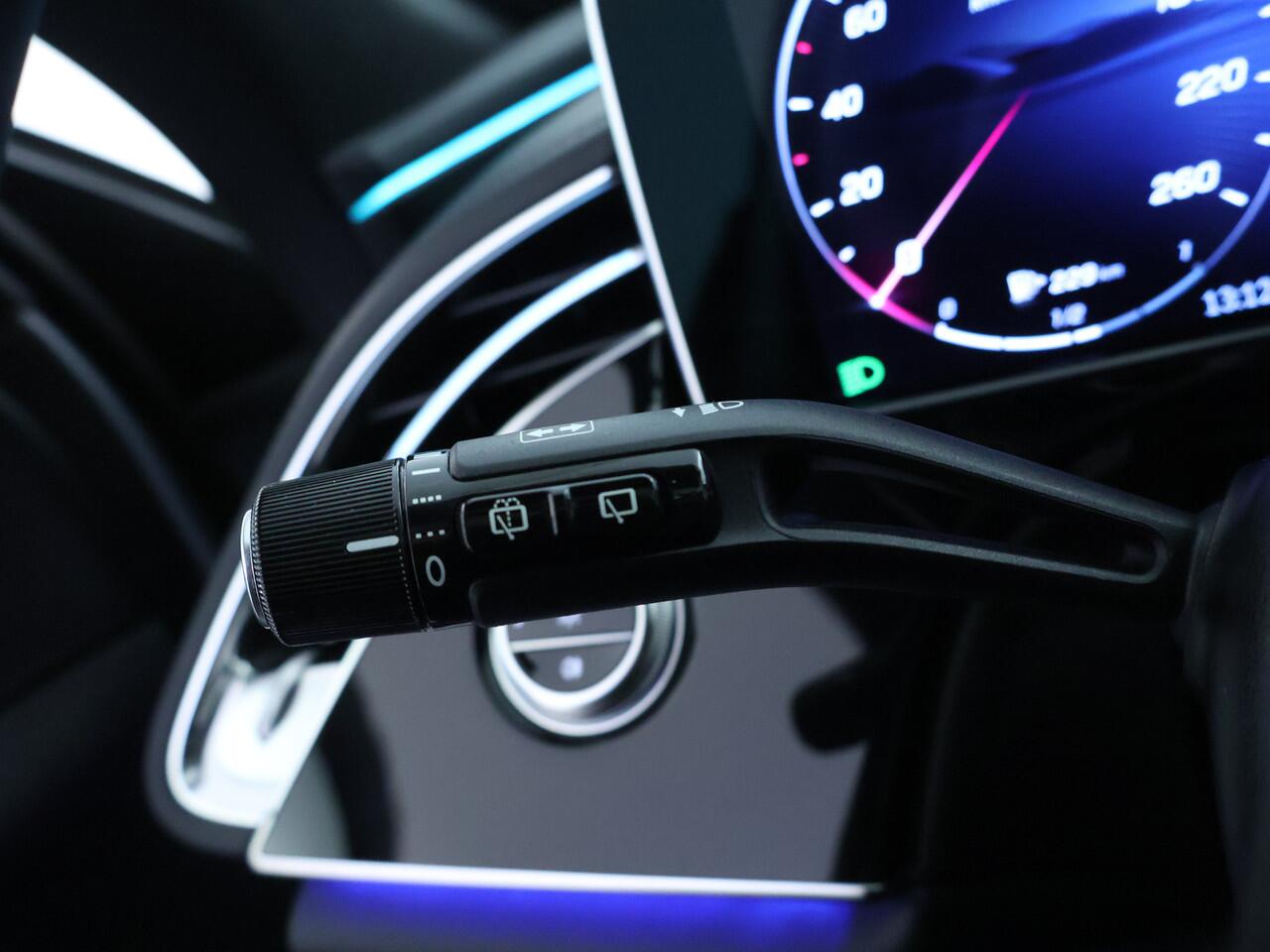 Mercedes-Benz E-estate 300 e Plug-In Hybride AMG Nightpakket | Panoramadak | MBUX Superscreen | Trekhaak | Distronic | Burmester® Sound | Stoelverwarming voor en achter | Inclusief 24 maanden Mercedes-Benz Certified garantie voor Europa.