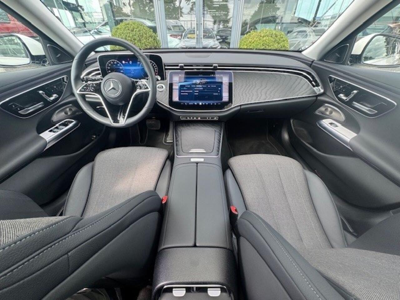 Mercedes-Benz E-estate 300 e Avantgarde l Panoramadak l AMG Multispaak l Burmester l DISTRONIC plus l Niveauregeling l DIGITAL LIGHT l 360 gr Camera l Winterpakket l Apple & Android auto l Memory pakket l Stoelverwarming l