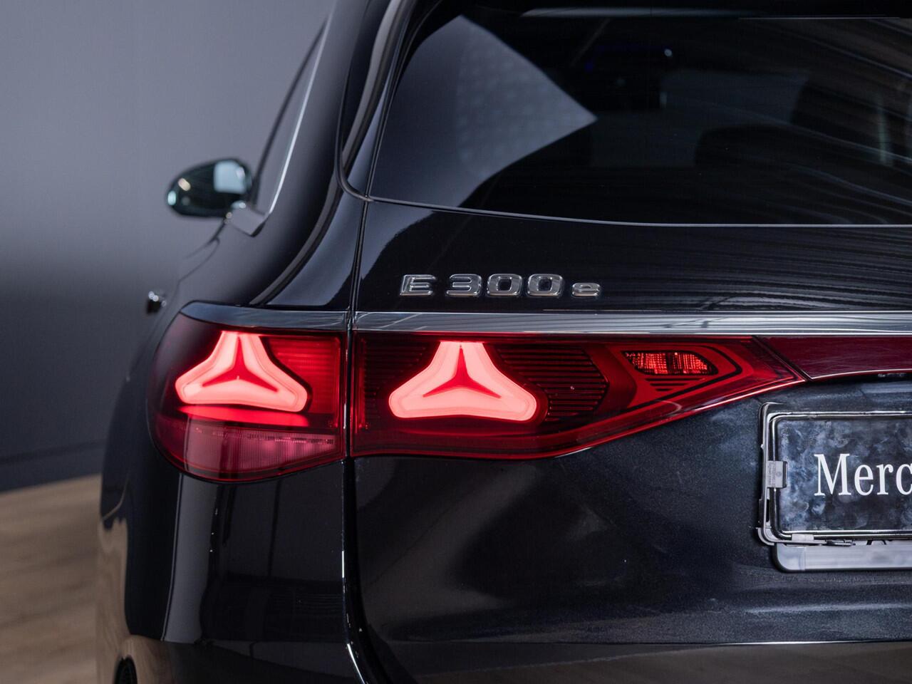Mercedes-Benz E-estate 300 e AMG Line Panorama dak | Trekhaak