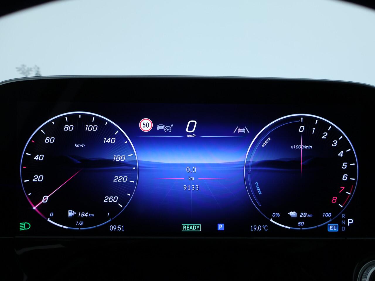 Mercedes-Benz E-estate 300 e AMG Plug-In Hybride | Trekhaak | Voorpassagiersdisplay | Stoelkoeling/stoelverwarming | 360° camera | Apple CarPlay | Inclusief 24 maanden MB Certified garantie voor Europa.