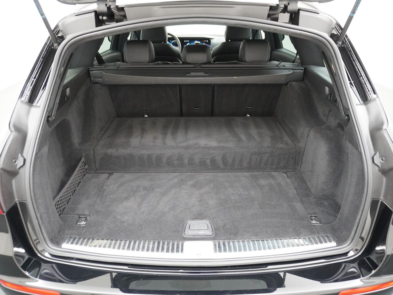 Mercedes-Benz E-estate 300e AMG // Trekhaak 2100kg // 360 Camera // Schuifdak // Night pakket // Elek. Achterklep // Carplay