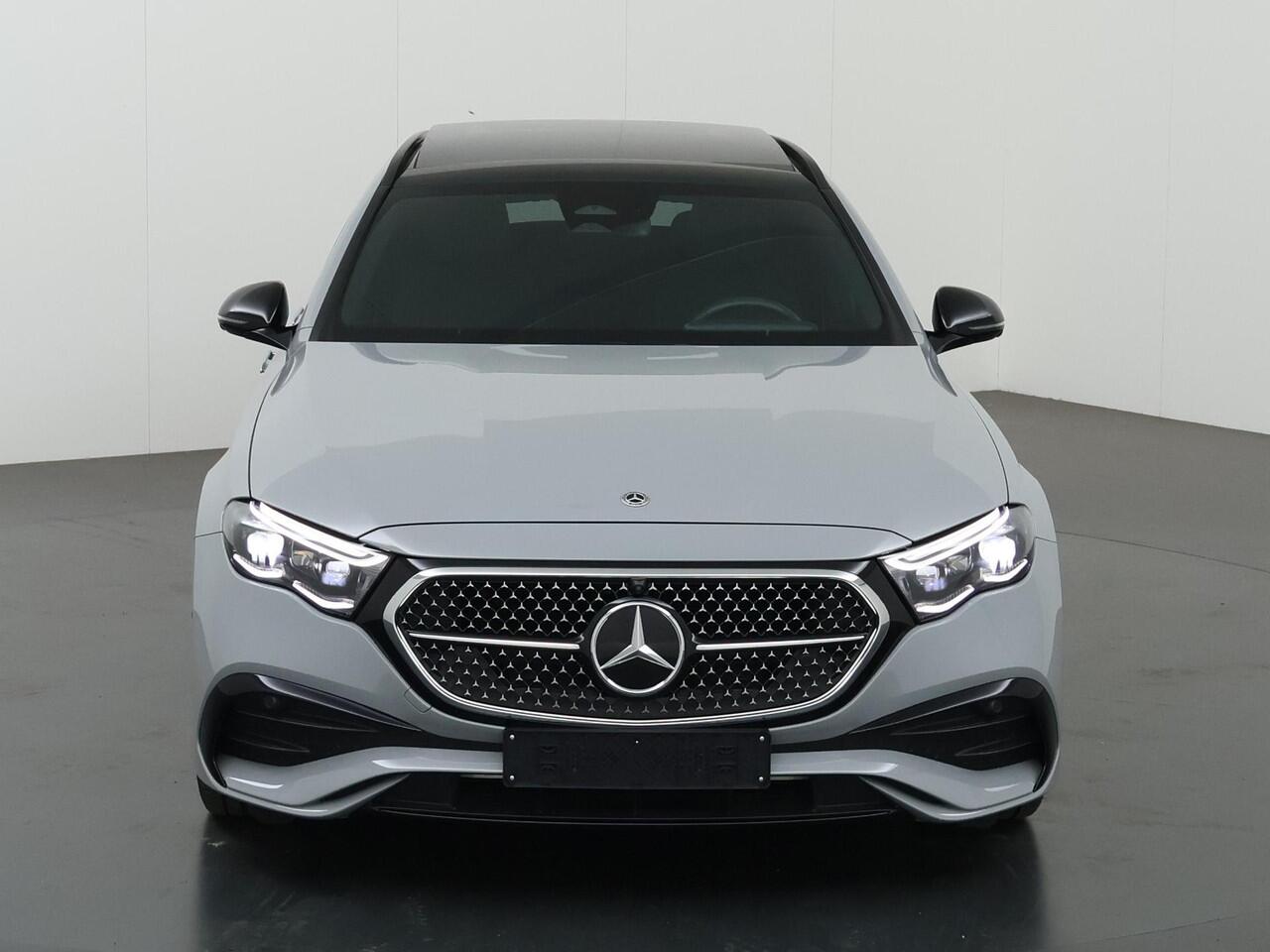 Mercedes-Benz E-estate 300 e AMG Line | Night | Panoramadak | Burmester | 20" lichtmetalen velgen | Digital Light | Sfeerverlichting |