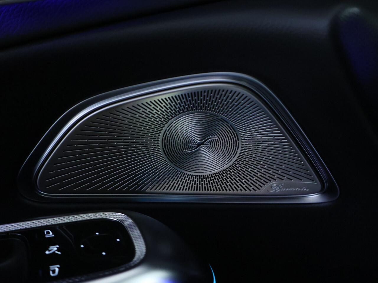 Mercedes-Benz E-estate 300 e Plug-In Hybride AMG Nightpakket | Panoramadak | MBUX Superscreen | Trekhaak | Distronic | Burmester® Sound | Stoelverwarming voor en achter | Inclusief 24 maanden Mercedes-Benz Certified garantie voor Europa.