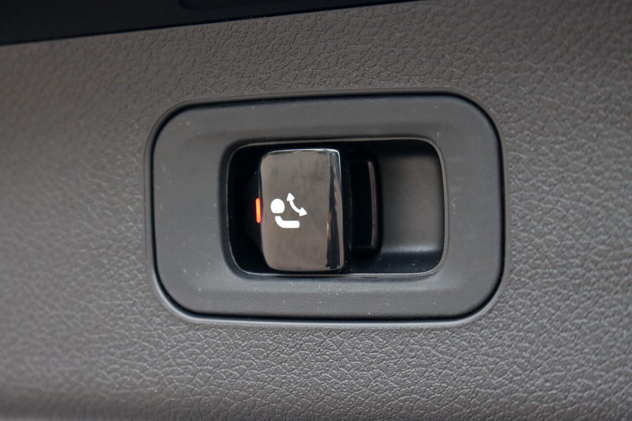 Mercedes-Benz E-estate 200 AMG Line Aut9 | Distronic Pro | Trekhaak | Verwarmd Stuurwiel | Camera | Keyless Go | High Perf. LED | Zitcomfortpakket | Nightpakket |