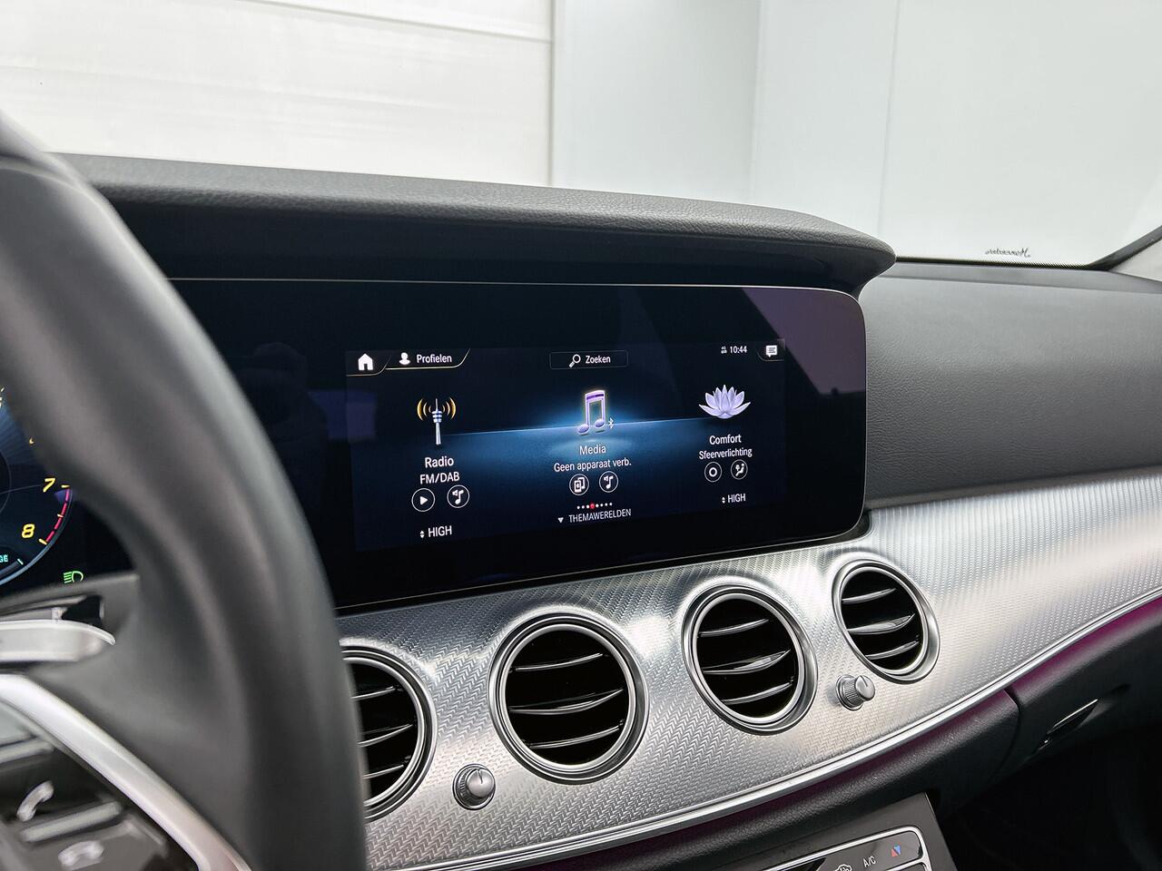 Mercedes-Benz E-estate 200 Business Solution Panoramadak | Leder | Dode Hoek Ass | Alarm | Sfeerverlichting | Parkeerpakket met Camera | Inclusief 24 maanden Mercedes-Benz Certified garantie voor Europa.