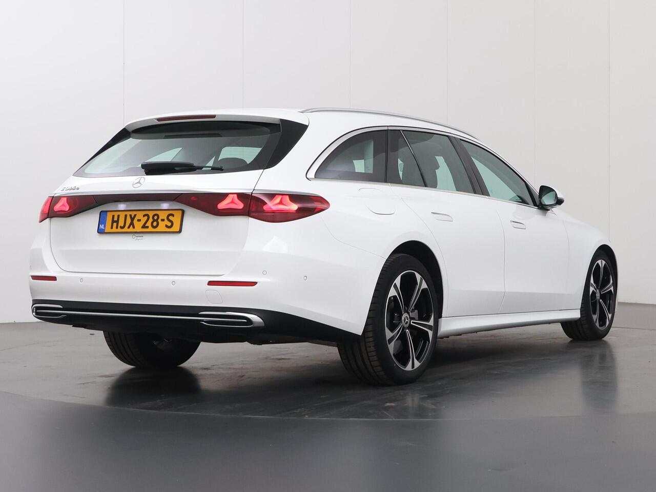 Mercedes-Benz E-estate 300 e Luxury Line | Achteruitrijcamera | Winter Pakket | 19" lichtmetalen velgen | Apple Carplay |