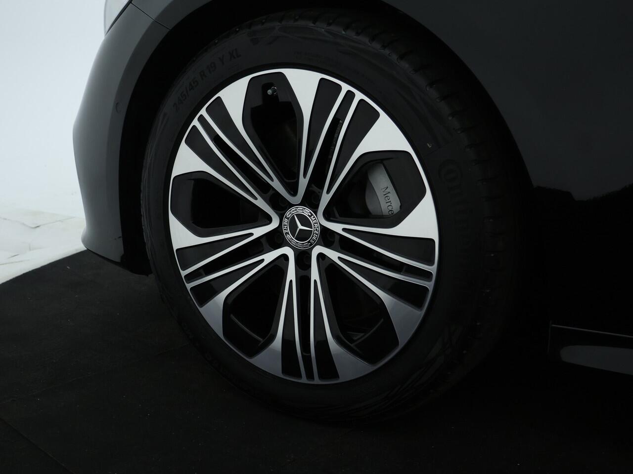 Mercedes-Benz E-estate Estate 300 e PLug-In Hybride | Distronic | Winterpakket: Stoel en Stuurverwarming | Sfeerverlichting | Led koplampen | Achteruitrijcamera | Apple CarPlay | Inclusief 24 maanden MB Certified garantie voor Europa.