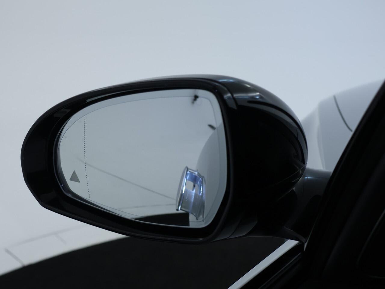 Mercedes-Benz E-estate 300 e Plug-In Hybride AMG Nightpakket | Panoramadak | MBUX Superscreen | Trekhaak | Distronic | Burmester® Sound | Stoelverwarming voor en achter | Inclusief 24 maanden Mercedes-Benz Certified garantie voor Europa.