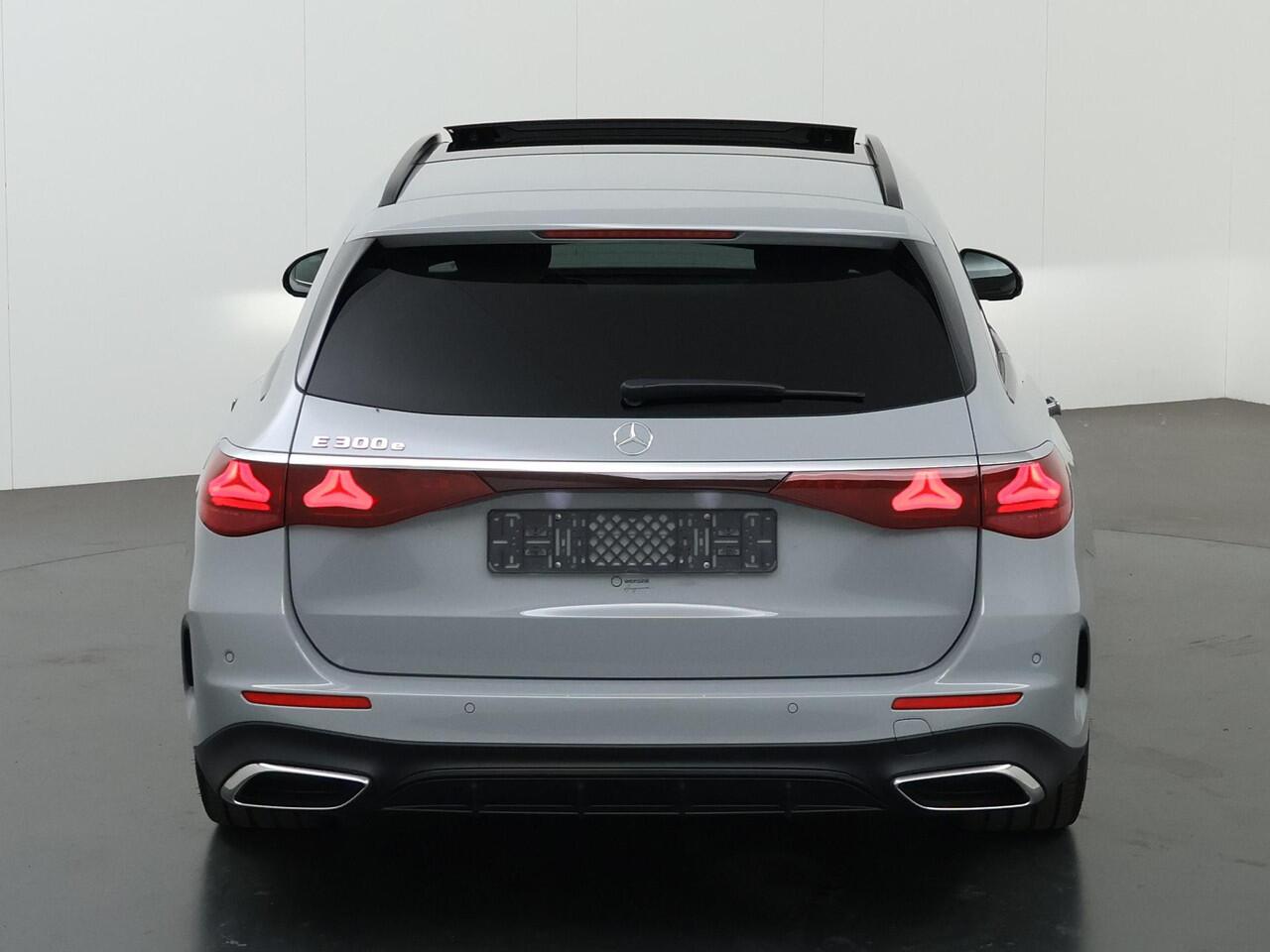 Mercedes-Benz E-estate 300 e AMG Line | Night | Panoramadak | Burmester | 20" lichtmetalen velgen | Digital Light | Sfeerverlichting |