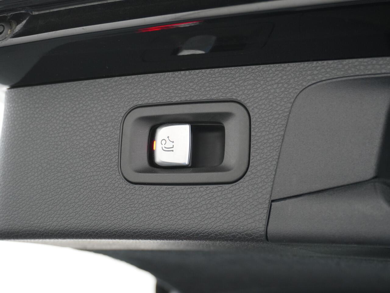 Mercedes-Benz E-estate 300e AMG // Trekhaak 2100kg // 360 Camera // Schuifdak // Night pakket // Elek. Achterklep // Carplay