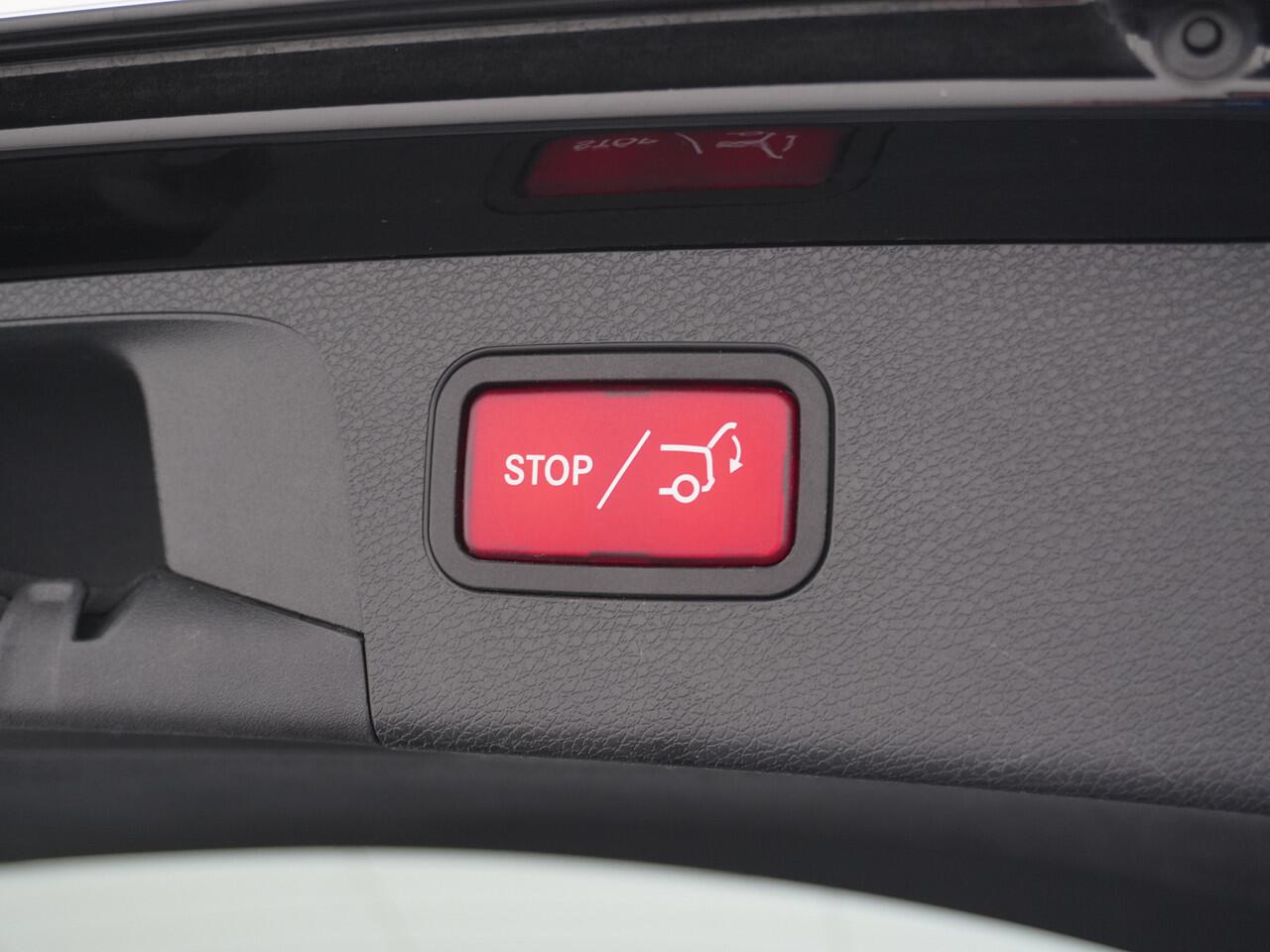 Mercedes-Benz E-estate 300e AMG // Trekhaak 2100kg // 360 Camera // Schuifdak // Night pakket // Elek. Achterklep // Carplay