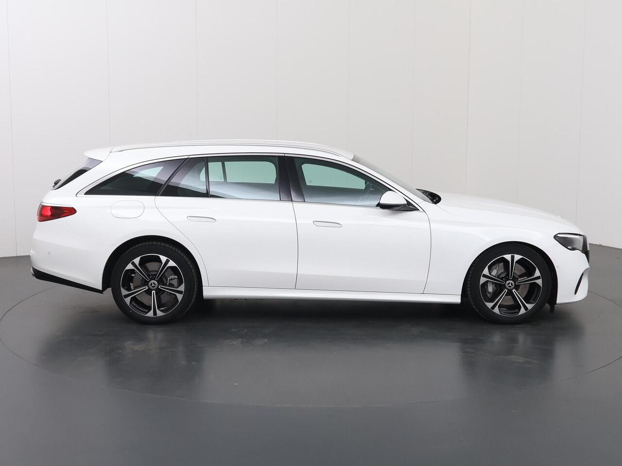 Mercedes-Benz E-estate 300 e Luxury Line | Achteruitrijcamera | Winter Pakket | 19" lichtmetalen velgen | Apple Carplay |