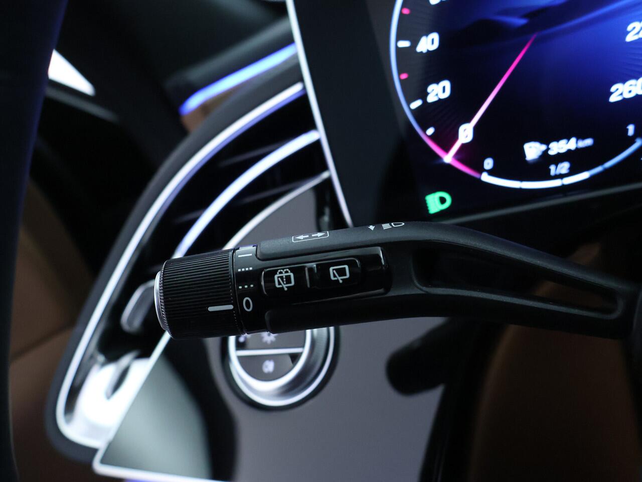 Mercedes-Benz E-estate 300 e AMG Plug-In Hybride | AMG Line | Night Pakket | Panoramadak | MBUX Superscreen | Burmester® | AC en DC Laden. Inclusief 24 maanden MB Certified garantie voor Europa.