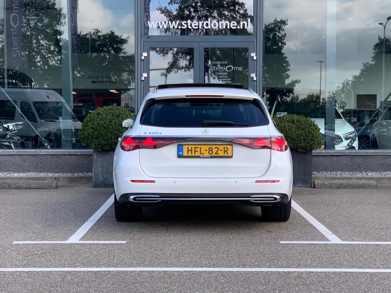 Mercedes-Benz E-estate 300 e Avantgarde l Panoramadak l AMG Multispaak l Burmester l DISTRONIC plus l Niveauregeling l DIGITAL LIGHT l 360 gr Camera l Winterpakket l Apple & Android auto l Memory pakket l Stoelverwarming l