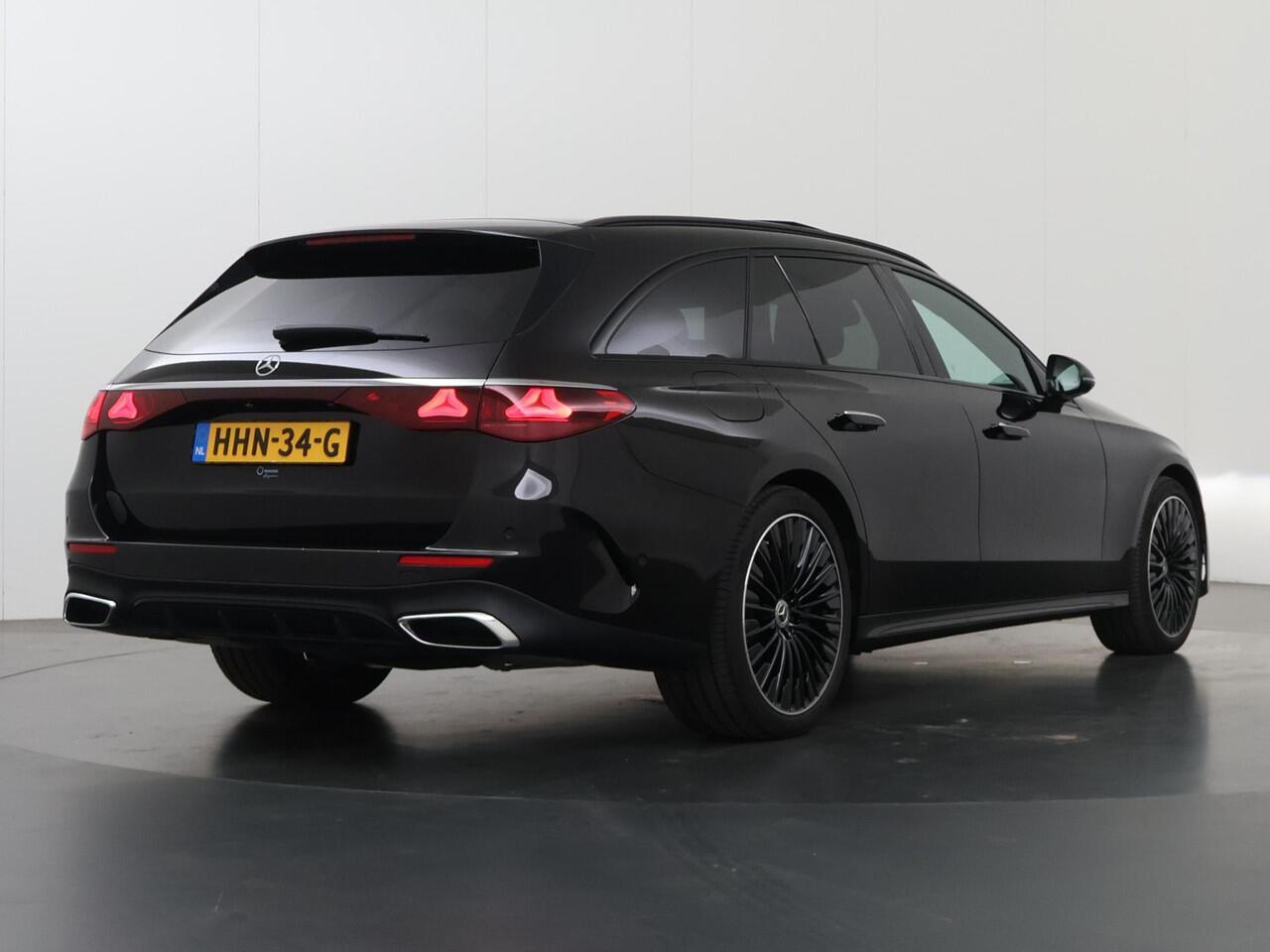 Mercedes-Benz E-estate 300 e AMG Line | Superscreen | Panoramadak | Night | Verlichte grill | Burmester | Trekhaak |