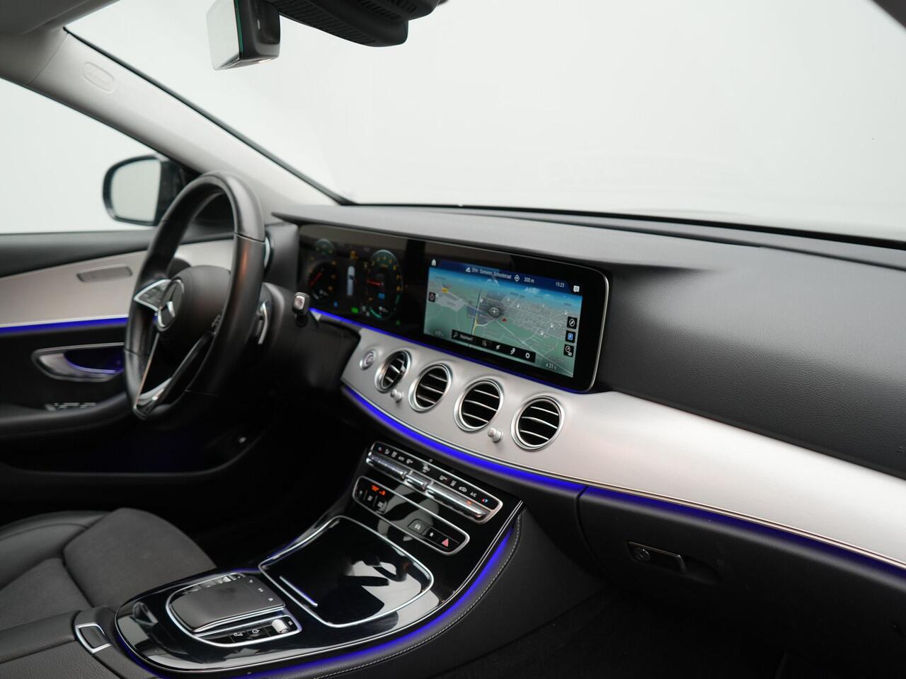 Mercedes-Benz E-estate 300 e Avantgarde Plug In Hybrid 320pk Dealer O.H PHEV | Widescreen | Sfeerverlichting | Lederen Sportstoelen Verwarmd | Apple Carplay | Camera | Cruise Control | Navigatie | DAB |
