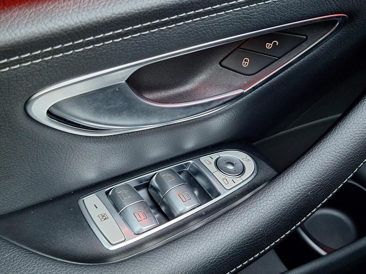 Mercedes-Benz E-estate 200 | Panoramadak | 360° Camera | AMG | Trekhaak | Night pakket | Stoelverwarming | Elektrische achterklep