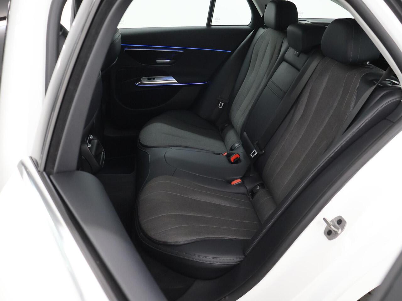 Mercedes-Benz E-estate 300 e Luxury Line | Achteruitrijcamera | Winter Pakket | 19" lichtmetalen velgen | Apple Carplay |