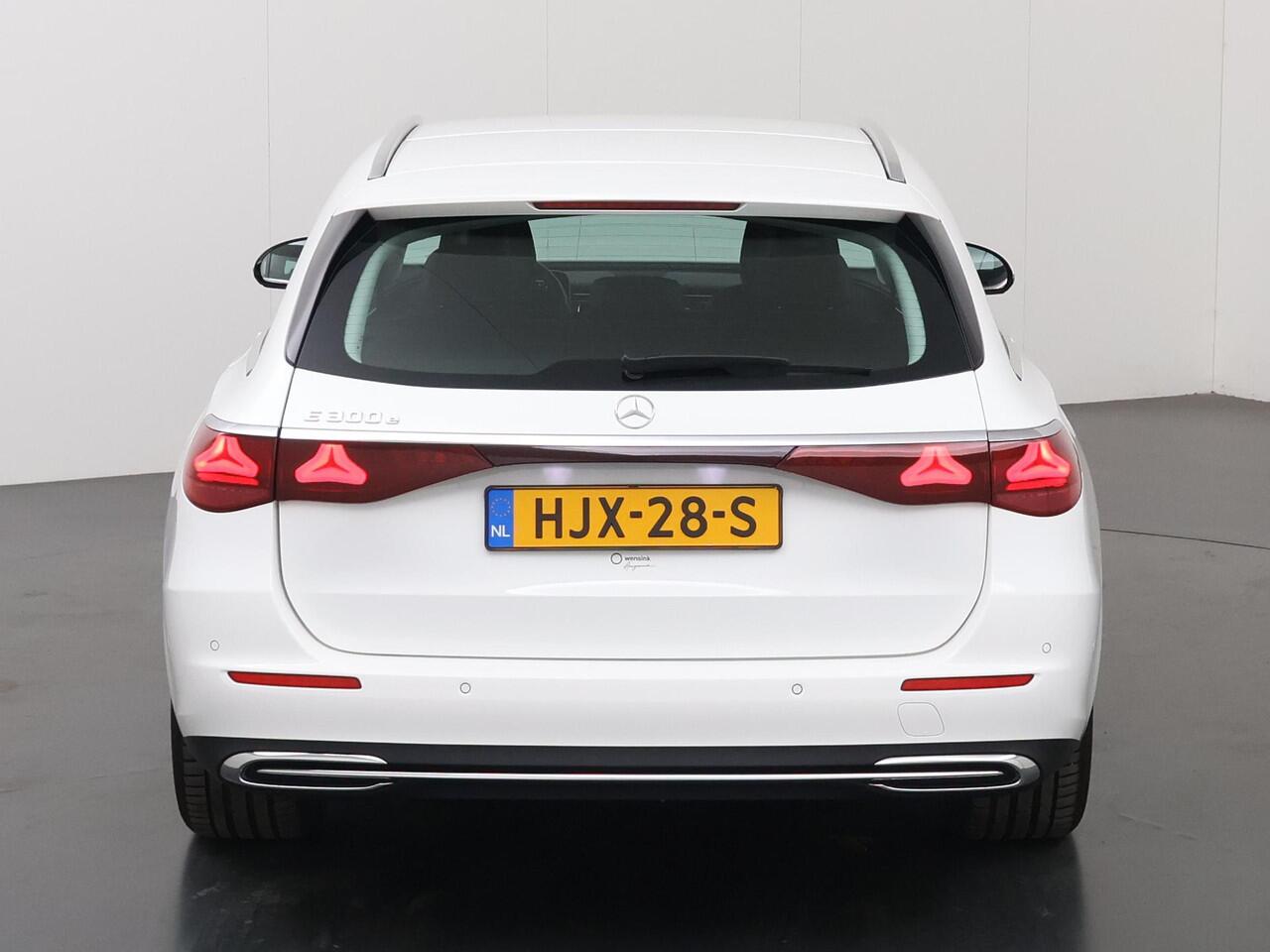 Mercedes-Benz E-estate 300 e Luxury Line | Achteruitrijcamera | Winter Pakket | 19" lichtmetalen velgen | Apple Carplay |