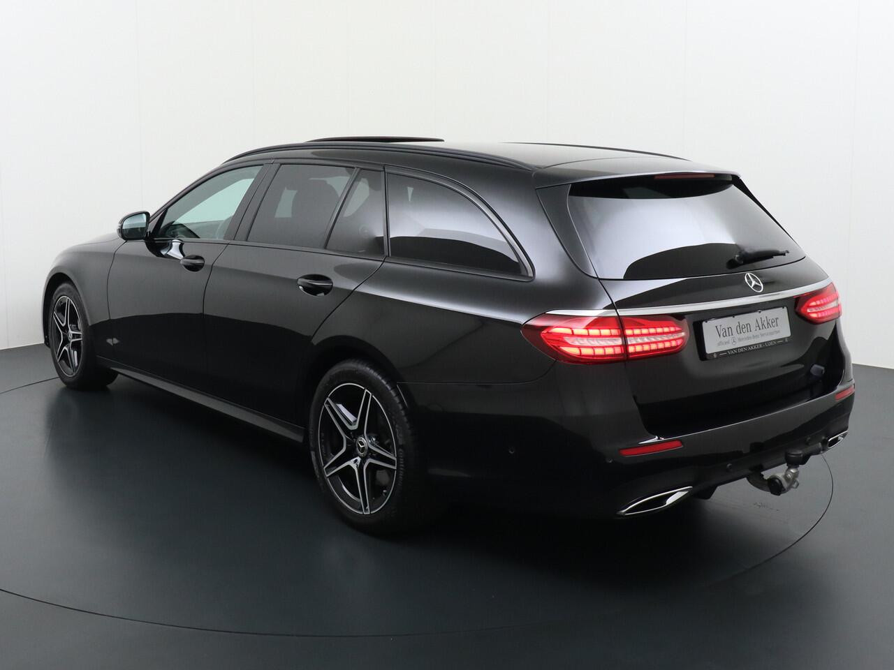 Mercedes-Benz E-estate 300e AMG // Trekhaak 2100kg // 360 Camera // Schuifdak // Night pakket // Elek. Achterklep // Carplay