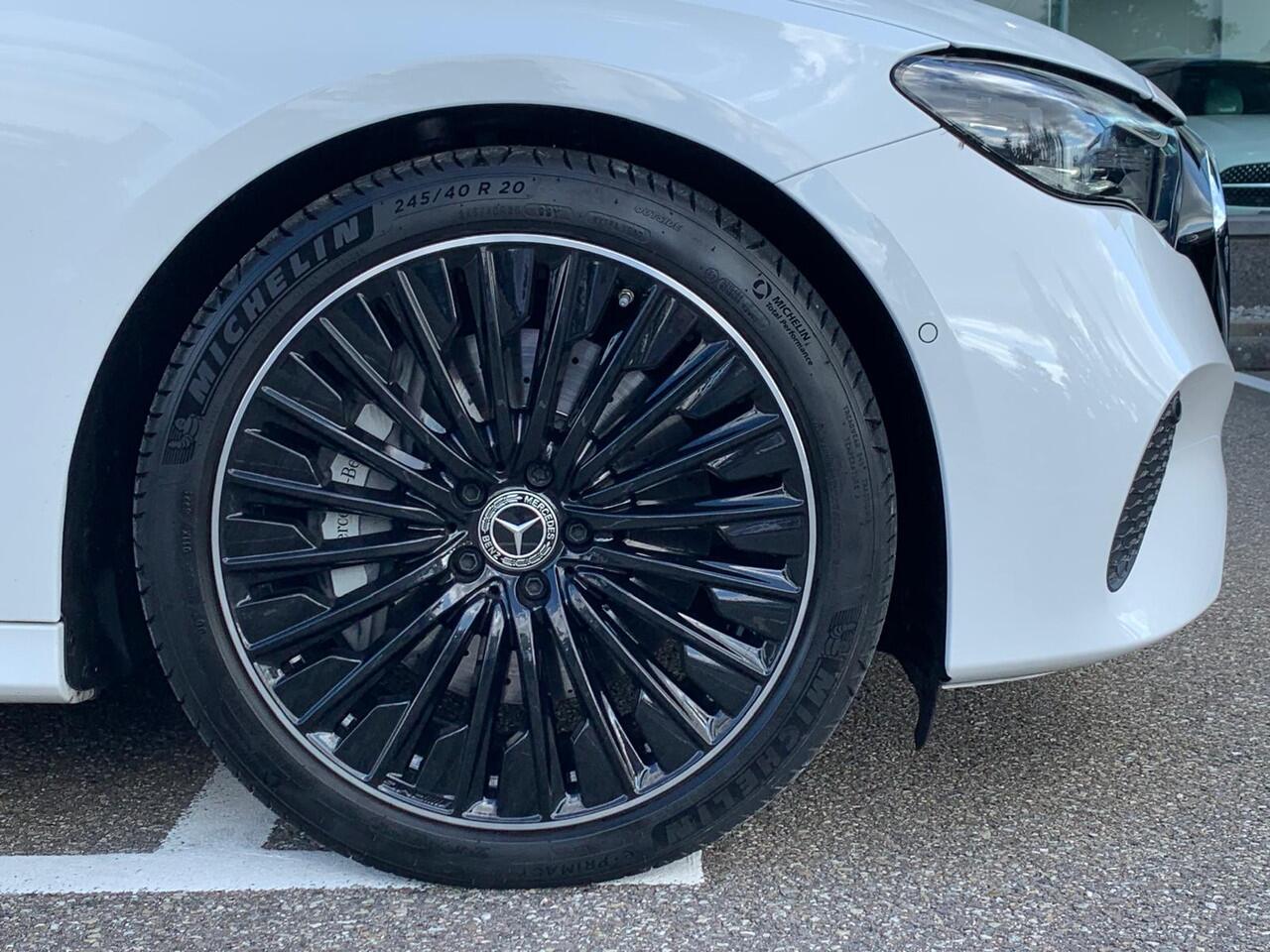 Mercedes-Benz E-estate 300 e Avantgarde l Panoramadak l AMG Multispaak l Burmester l DISTRONIC plus l Niveauregeling l DIGITAL LIGHT l 360 gr Camera l Winterpakket l Apple & Android auto l Memory pakket l Stoelverwarming l