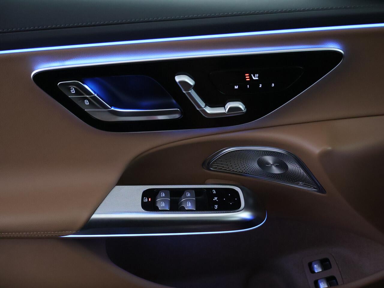 Mercedes-Benz E-estate 300 e AMG Plug-In Hybride | AMG Line | Night Pakket | Panoramadak | MBUX Superscreen | Burmester® | AC en DC Laden. Inclusief 24 maanden MB Certified garantie voor Europa.